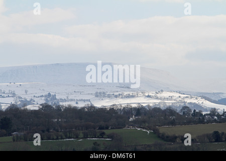 Blick auf Schnee bedeckt Heu Bluff in der Black Mountains of Wales Stockfoto