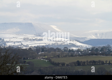 Blick auf Schnee bedeckt Heu Bluff in der Black Mountains of Wales Stockfoto