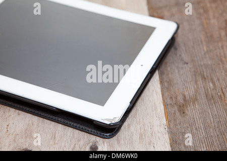 Tablet-pc mit kleinen Rissen auf dem Bildschirm Stockfoto