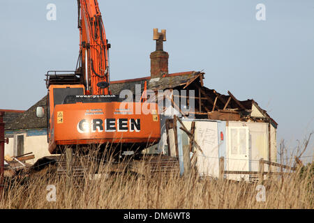 Happisburgh, Norfolk, Großbritannien. 12. Dezember 2013. Das Haus blieb hängen über den Rand der Klippe bei Happisburgh, Norfolk ein ach letzten Wochen Flutwelle, die die Ostküste traf. Es war die höchste Flutwelle erfasst seit 1953 Fluten. Das Haus ist im Besitz Bryony Neirop-Lesung, sagte sie während des Abrisses, die "sie würde halten eine Stiff Upper Lip" &, die "Es ist ein unglaublich trauriger Tag". Bildnachweis: Paul Lilley/Digitalshot.co.uk/Alamy Live-Nachrichten Stockfoto