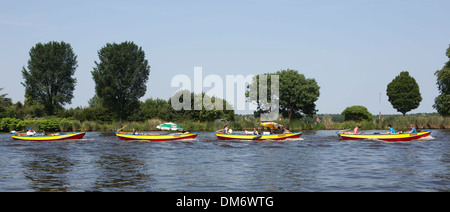 kleine Boote in Amsterdam canal Stockfoto