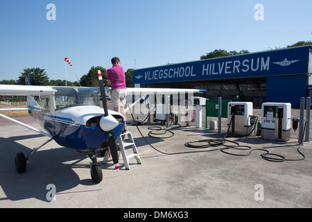 ein Flugzeug in Holland tanken Stockfoto