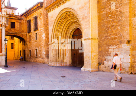 Mann geht neben der Kathedrale von Valencia, Valencia, Spanien Stockfoto