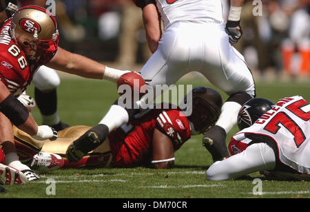 San Francisco 49ers Running Kevan Barlow (Mitte) fummelte den Ball auf seiner 1. Besitz des Spiels im 1. Quartal Sonntag Nachmittag Spiel zwischen den San Francisco 49ers und Atlanta Falcons im Candlestick Park in San Francisco, Kalifornien 12. September 2004. Der Ball wurde von Falcon Verteidiger #75 geborgen Rod Coleman. Sacramento Bee Foto von Jose Luis Villegas Septem Stockfoto