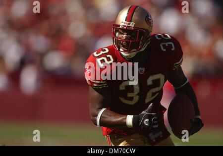 San Francisco 49ers Running Kevan Barlow sucht Blocker, wie er den Ball innerhalb der 10 Yard-Linie im 4. Quartal Sonntag Nachmittag Spiel zwischen den San Francisco 49ers und Atlanta Falcons im Candlestick Park in San Francisco, Kalifornien 12. September 2004 läuft. Sacramento Bee Foto von Jose Luis Villegas 12. September 00 drücken Stockfoto