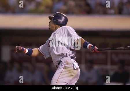 Manny Ramirez von den Boston Red Sox Uhren seinen Ball über die Mauer der rechten Feld Oakland Athletics ab Pitcher Barry Zito oben auf dem 4. Inning in das erste Spiel der drei Spielserie im Network Accociates Coliseum in Oakland, Kalifornien Dienstag, 7. September 2004 zu segeln. Sacramento Bee Foto von Jose Luis Villegas. 7. September 00 Presse Stockfoto