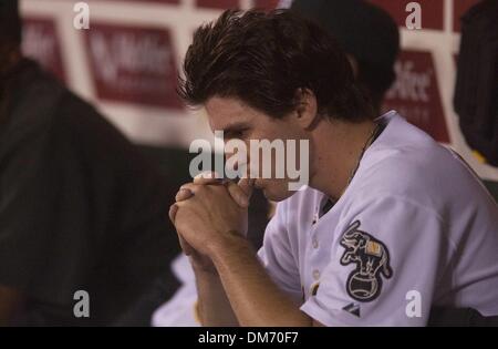 Oakland Athletics Start Pitcher Barry Zito sinniert seinen Ausflug nach Dienstag, 7. September 2004 in der Spitze des 7. Inning in das erste Spiel der drei Spielserie im Network Accociates Coliseum in Oakland, Kalifornien gezogen. Sacramento Bee Foto von Jose Luis Villegas. 7. September 00 Presse Stockfoto