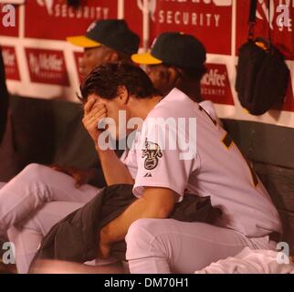 Oakland Athletics Start Pitcher Barry Zito sinniert seinen Ausflug nach Dienstag, 7. September 2004 in der Spitze des 7. Inning in das erste Spiel der drei Spielserie im Network Accociates Coliseum in Oakland, Kalifornien gezogen. Sacramento Bee Foto von Jose Luis Villegas. 7. September 00 Presse Stockfoto