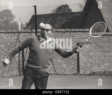 20. März 1976 - Berkshire, England, Vereinigtes Königreich - ROY JENKINS eine Partie Tennis mit seiner Frau im Garten ihres Hauses zu genießen. (Kredit-Bild: © KEYSTONE Pictures/ZUMAPRESS.com) Stockfoto