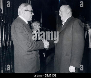 16. Dezember 1976 - begrüßt London, England, Vereinigtes Königreich - JAMES CALLAGHAN (L) PIOTR JAROSZEWICZ bei seiner Ankunft in Nr. 10 Downing Street. (Kredit-Bild: © KEYSTONE Pictures/ZUMAPRESS.com) Stockfoto