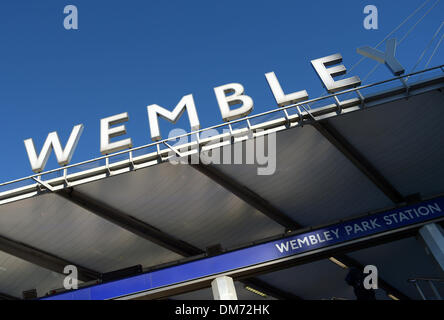 London, Großbritannien. 19. November 2013. Auf dem Schild über dem Eingang zur u-Bahnstation Wembley Park steht "Wembley" in London, Großbritannien, 19. November 2013. Foto: Andreas Gebert/Dpa/Alamy Live-Nachrichten Stockfoto