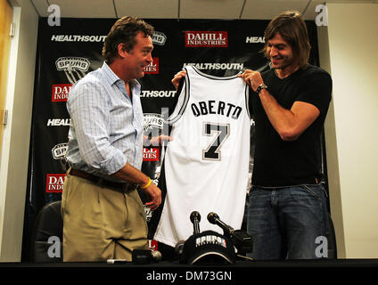 2. August 2005; San Antonio, TX, USA; Sporen-Geschäftsführer RC BUFORD (links) und mit FABRICIO OBERTO auf einer Pressekonferenz in ihre Praxis-Einrichtung auf Dienstag, 2. August 2005. Neu erworbenen Oberto zusammen mit Sporen Wache Manu Ginobili, die olympische Goldmedaille während auf die argentinische Basketball-Nationalmannschaft im letzten Jahr 2004 Olympischen Spiele in Griechenland zu erfassen. Oberto tragen Stockfoto