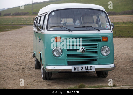 Volkswagen Wohnmobil VW Wohnmobil parkte im Februar in Kimmeridge Bay, Dorset UK Stockfoto