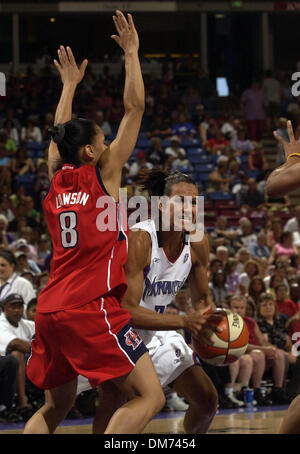 7. August 2005; Sacramento, Kalifornien, USA; Sacramento Monarchen Ticha Penicheiro sucht eine Öffnung durch die Defese von den Houston Kometen Edwige Lawson in der ersten Hälfte des Spiels WNBA, Sonntag, 7. August 2005 in Arco Arena. Obligatorische Credit: Foto von Lezlie Sterling/Sacramento Bee/ZUMA Press. (©) Copyright 2005 von Lezlie Sterling/Sacramento Bee Stockfoto