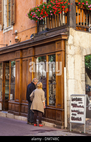 Paar Schaufensterbummel in Annecy Altstadt, Annecy, Savoie, Frankreich Stockfoto