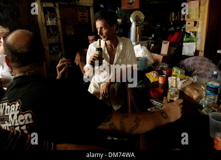 Sep 12, 2005; New Orleans, LA, USA; French Quarter resident David Samuel (Mitte), 44, stoppt in für einen Drink an Johnny White Sports Bar and Grill an der Ecke von Orleans Avenue und Bourbon Street im French Quarter in New Orleans Montagnachmittag, 12. September 2005, fügen andere Bereich Hurrikan-Verweigerer. Samuel sagte, er nahm eine Auszeit von der gewaltigen Aufgabe der Einreichung seiner FEM Stockfoto