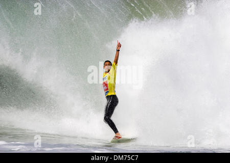 Sep 26, 2005; Hossegor, Landes, Frankreich; Giant Slayer und Wildcard Surfer Jeremy Flores (Reunion) (Bild) gibt einen Sieg-Gruß nach Beseitigung weltweit Nummer drei Australier Mick Fanning aus diesem YearÕs Quiksilver Pro France wie zwei Runde in epischen Tonnenverzerrung startete in Hossegor "" heute Wellenlinien.  Obligatorische Credit: Foto von Pierre Tostee/ZUMA Press. (©) Copyright 2005 von Pierre Tos Stockfoto