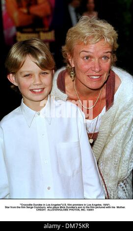 "Crocodile Dundee in Los Angeles'' US-Filmpremiere in Los Angeles. 18/4/1.Star aus dem Film Serge Cockburn, Mick Dundee Sohn spielt in dem Film mit seiner Mother.CREDIT abgebildet: / 2001 Stockfoto