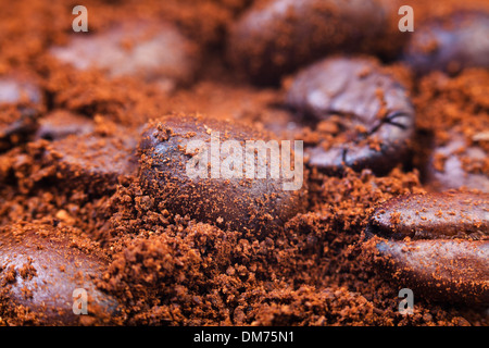 Handvoll geröstete Kaffeebohnen Kaffeemehl hautnah Stockfoto