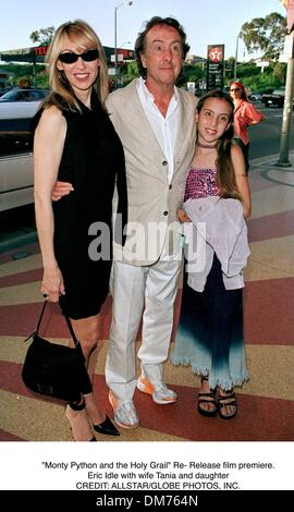 "Monty Python and the Holy Grail" Re - Release Filmpremiere. Eric Idle mit Frau Tania und Tochter. Stockfoto