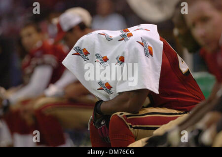 2. Oktober 2005; Mexiko-Stadt, Mexiko; NFL-FOOTBALL: 49er Verteidiger Fred Beasley findet einen ruhigen Platz unter einem Handtuch in den letzten Minuten der Sonntagabend 31-14-Niederlage gegen die Arizona Cardinals im Estadio Azteca in Mexico City, Mexiko. Obligatorische Credit: Foto von Jose Luis Villegas/Sacramento Bee/ZUMA Press. (©) Copyright 2005 von Jose Luis Villegas/Sacramento Bee Stockfoto