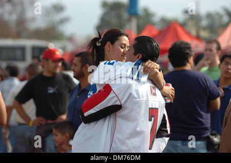 2. Oktober 2005; Mexiko-Stadt, Mexiko; NFL-FOOTBALL: Erika Ponce in Dallas Cowboy-Ausrüstung (Cq-Alter 25) und Alejandro Garcia in Atlanta Falcons Getriebe (Cq-Alter 31) von Mexiko-Stadt genießen Sie einen persönlichen Moment nach der Eingabe des Stadions Sonntagnachmittag vor der San Francisco 49ers und Arizona Cardinals spielen im Estadio Azteca in Mexiko-Stadt. Obligatorische Credit: Foto von Jose Luis Villegas/Sacramento Stockfoto