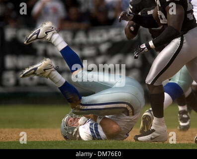 2. Oktober 2005; Oakland, Kalifornien, USA; NFL-Football: Dallas Cowboys quarterback Drew Bledsoe ist im dritten Quartal der Jäger Raiders Verteidiger Danny Clark (55) und Derrick Burgess entlassen / Cowboys Spiel im McAfee-Stadion. Die Raiders gewann 19-13.  Obligatorische Credit: Foto von Randy Pench/Sacramento Bee/ZUMA Press. (©) Copyright 2005 von Randy Pench/Sacramento Bee Stockfoto