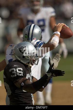 2. Oktober 2005; Oakland, Kalifornien, USA; NFL-Football: Oakland Raiders Sicherheit Derrick Gibson (36) feiert seine Plünderung Cowboys QB Drew Bledsoe, wer bereitet sich auf den Fußball in der Frustration im vierten Quartal der Raiders werfen / Cowboys Spiel im McAfee-Stadion. Die Raiders gewann 19-13, deren erste des Jahres. Obligatorische Credit: Foto von Randy Pench/Sacramento Bee/ZUMA Press. (©) C Stockfoto