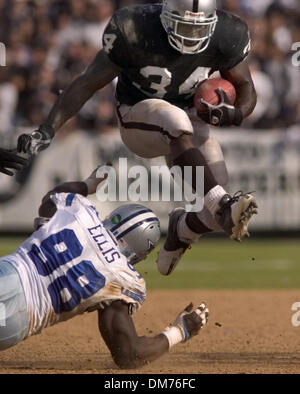 2. Oktober 2005; Oakland, Kalifornien, USA; NFL-Football: Oakland Raiders Runningback LaMont Jordan (34) geht Airborn für ein First Down im vierten Quartal der Raiders / Cowboys Spiel im McAfee-Stadion. Jordan gewann 126 Werften in den Raiders 19-13, deren erste des Jahres.  Obligatorische Credit: Foto von Randy Pench/Sacramento Bee/ZUMA Press. (©) Copyright 2005 von Randy Pench/Sacram Stockfoto