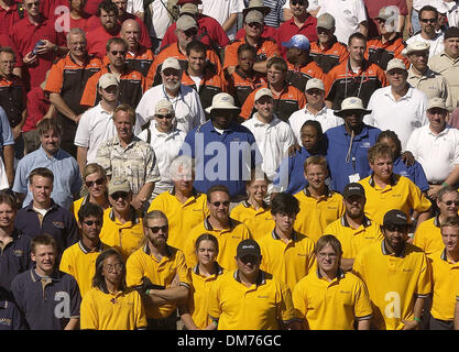 5. Oktober 2005; Fontana, Kalifornien, USA; Team-Mitglieder auf der Abschlussfeier von der DARPA Grand Challenge nationalen Qualifikationsturnier auf dem California Speedway am 5. Oktober 2005. Obligatorische Credit: Foto von Vaughn Youtz/ZUMA Press. (©) Copyright 2005 von Vaughn Youtz Stockfoto