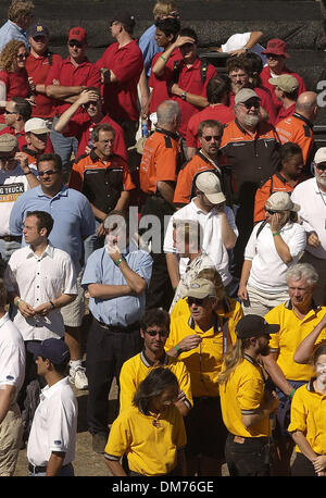 5. Oktober 2005; Fontana, Kalifornien, USA; Team-Mitglieder auf der Abschlussfeier von der DARPA Grand Challenge nationalen Qualifikationsturnier auf dem California Speedway am 5. Oktober 2005. Obligatorische Credit: Foto von Vaughn Youtz/ZUMA Press. (©) Copyright 2005 von Vaughn Youtz Stockfoto