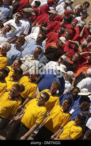 5. Oktober 2005; Fontana, Kalifornien, USA; Team-Mitglieder auf der Abschlussfeier von der DARPA Grand Challenge nationalen Qualifikationsturnier auf dem California Speedway am 5. Oktober 2005. Obligatorische Credit: Foto von Vaughn Youtz/ZUMA Press. (©) Copyright 2005 von Vaughn Youtz Stockfoto