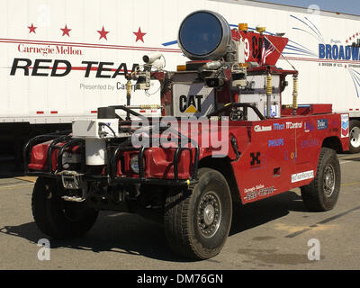 5. Oktober 2005; Fontana, Kalifornien, USA; Der Sandsturm, der autonomen Roboterfahrzeug von Carnegie Mellon Red Team auch während der DARPA Grand Challenge nationalen Qualifikationsturnier auf dem California Speedway am 5. Oktober 2005. Obligatorische Credit: Foto von Vaughn Youtz/ZUMA Press. (©) Copyright 2005 von Vaughn Youtz Stockfoto