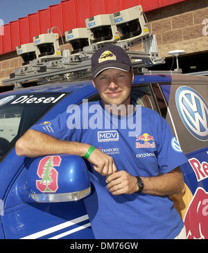5. Oktober 2005; Fontana, Kalifornien, USA; SEBASTIAN THRUN von der Stanford Racing Team bei der DARPA Grand Challenge nationalen Qualifikationsturnier auf dem California Speedway am 5. Oktober 2005. Obligatorische Credit: Foto von Vaughn Youtz/ZUMA Press. (©) Copyright 2005 von Vaughn Youtz Stockfoto