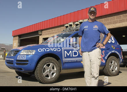 5. Oktober 2005; Fontana, Kalifornien, USA; SEBASTIAN THRUN von der Stanford Racing Team bei der DARPA Grand Challenge nationalen Qualifikationsturnier auf dem California Speedway am 5. Oktober 2005. Obligatorische Credit: Foto von Vaughn Youtz/ZUMA Press. (©) Copyright 2005 von Vaughn Youtz Stockfoto