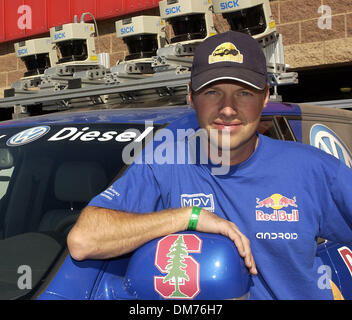 5. Oktober 2005; Fontana, Kalifornien, USA; SEBASTIAN THRUN von der Stanford Racing Team bei der DARPA Grand Challenge nationalen Qualifikationsturnier auf dem California Speedway am 5. Oktober 2005. Obligatorische Credit: Foto von Vaughn Youtz/ZUMA Press. (©) Copyright 2005 von Vaughn Youtz Stockfoto