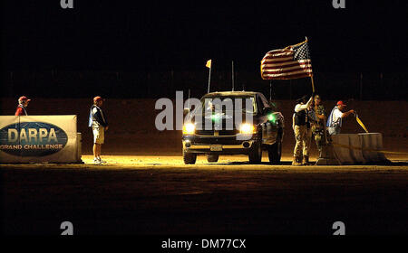 8. Oktober 2005; Primm, NV, USA; Arbeitnehmer sichern eine amerikanische Flagge im Startbereich vor der DARPA GRAND CHALLENGE.  Obligatorische Credit: Foto von Vaughn Youtz/ZUMA Press. (©) Copyright 2005 von Vaughn Youtz. Stockfoto