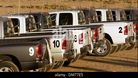 8. Oktober 2005; Primm, NV, USA; Chase Fahrzeuge während der DARPA GRAND CHALLENGE.  Obligatorische Credit: Foto von Vaughn Youtz/ZUMA Press. (©) Copyright 2005 von Vaughn Youtz. Stockfoto