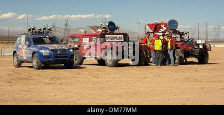 8. Oktober 2005; Primm, NV, USA; Von links, STANLEY, H1GHLANDER und Sandsturm, die drei Erstplatzierten der DARPA Grand Challenge.  Obligatorische Credit: Foto von Vaughn Youtz/ZUMA Press. (©) Copyright 2005 von Vaughn Youtz. Stockfoto