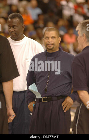 8. Oktober 2005; Richmond, VA, USA; EDDIE JORDAN, Cheftrainer der Washington Wizards, sprechen Strategie vor ein Team Scrimmage am Siegal Center in Richmond obligatorisch Credit: Foto von Tina Fultz/ZUMA Press. (©) Copyright 2005 von Tina Fultz Stockfoto