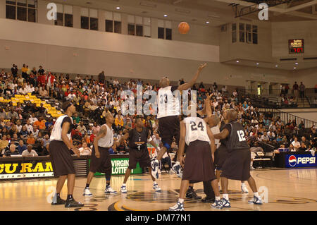 8. Oktober 2005; Richmond, VA, USA; Tip-off von der Washington Wizards Intra-Kader Scrimmage am Siegal Center in Richmond obligatorisch Credit: Foto von Tina Fultz/ZUMA Press. (©) Copyright 2005 von Tina Fultz Stockfoto