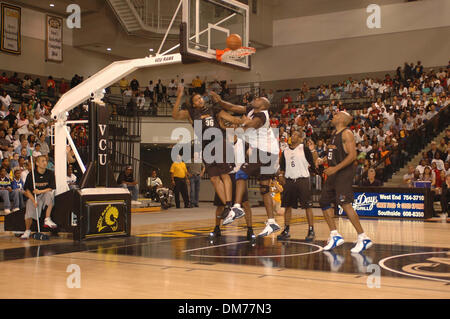 8. Oktober 2005; Richmond, VA, USA; BRENDAN HAYWOOD Foulspiel von ETAN THOMAS während der Mannschaften Scrimmage am Siegal Center in Richmond obligatorisch Credit: Foto von Tina Fultz/ZUMA Press. (©) Copyright 2005 von Tina Fultz Stockfoto