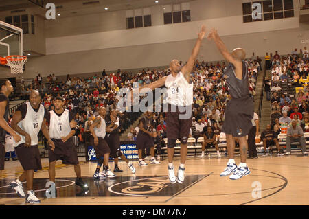 8. Oktober 2005; Richmond, VA, USA; CHUCKY ATKINS schießt über Jarvis Hayes während der Washington Wizards Team Scrimmage am Siegal Center in Richmond obligatorisch Credit: Foto von Tina Fultz/ZUMA Press. (©) Copyright 2005 von Tina Fultz Stockfoto