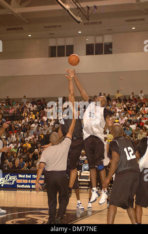 8. Oktober 2005; Richmond, VA, USA; ETAN THOMAS und BRENDAN HAYWOOD wetteifern um einen Sprungball während der Washington Wizards Scrimmage am Siegal Center in Richmond obligatorisch Credit: Foto von Tina Fultz/ZUMA Press. (©) Copyright 2005 von Tina Fultz Stockfoto