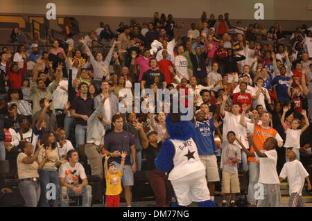 8. Oktober 2005; Richmond, VA, USA; Washington Wizards Maskottchen, G-WIZ, T-shirts in die Menge zu werfen, während die Teams Scrimmage am Siegal Center in Richmond obligatorisch Credit: Foto von Tina Fultz/ZUMA Press. (©) Copyright 2005 von Tina Fultz Stockfoto