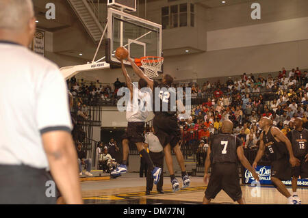 8. Oktober 2005; Richmond, VA, USA; DONYELL TAYLOR bekommt seine Chance, blockiert durch CALVIN Stand während der Washington Wizards Scrimmage am Siegal Center in Richmond obligatorisch Credit: Foto von Tina Fultz/ZUMA Press. (©) Copyright 2005 von Tina Fultz Stockfoto