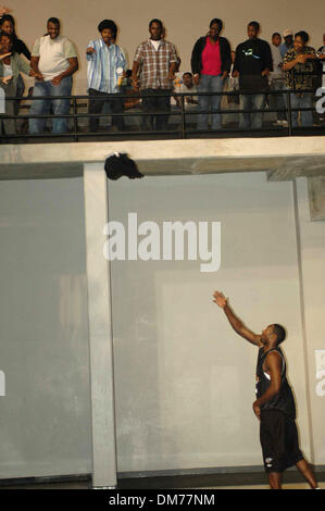 8. Oktober 2005; Richmond, VA, USA; Washington Wizards Guard, GILBERT ARENAS, wirft sein Trikot auf einige Fans nach der Mannschaften Scrimmage am Siegal Center in Richmond obligatorisch Credit: Foto von Tina Fultz/ZUMA Press. (©) Copyright 2005 von Tina Fultz Stockfoto