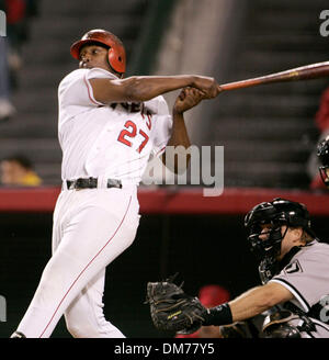 16. Oktober 2005; Anaheim, CA, USA; Los Angeles Angels Spieler VLADIMIR GUERRERO in Spiel 5 der American League Championship Series, Sonntag, 16. Oktober 2005, in Anaheim. Die Chicago White Sox gewann 6-3, um die World Series zu gelangen. Obligatorische Credit: Foto von Armando Arorizo/ZUMA Press. (©) Copyright 2005 von Armando Arorizo Stockfoto