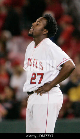 16. Oktober 2005; Anaheim, CA, USA; Los Angeles Angels Spieler VLADIMIR GUERRERO reagiert nach Erdung heraus, am Ende der achten Innings von Spiel 5 der American League Championship Series, Sonntag, 16. Oktober 2005, in Anaheim. Die Chicago White Sox gewann 6-3, um die World Series zu gelangen. Obligatorische Credit: Foto von Armando Arorizo/ZUMA Press. (©) Copyright 2005 von Armando Arorizo Stockfoto