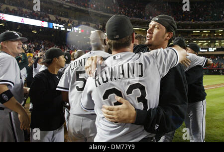 16. Oktober 2005; Anaheim, CA, USA; Nach das endgültige aus gegen die Los Angeles Angels feiern die Chicago White Sox in der American League Championship Series im Engel Stadium in Anaheim, CA. Die White Sox besiegt die Engel 6-3. Obligatorische Credit: Foto von Armando Arorizo/ZUMA Press. (©) Copyright 2005 von Armando Arorizo Stockfoto